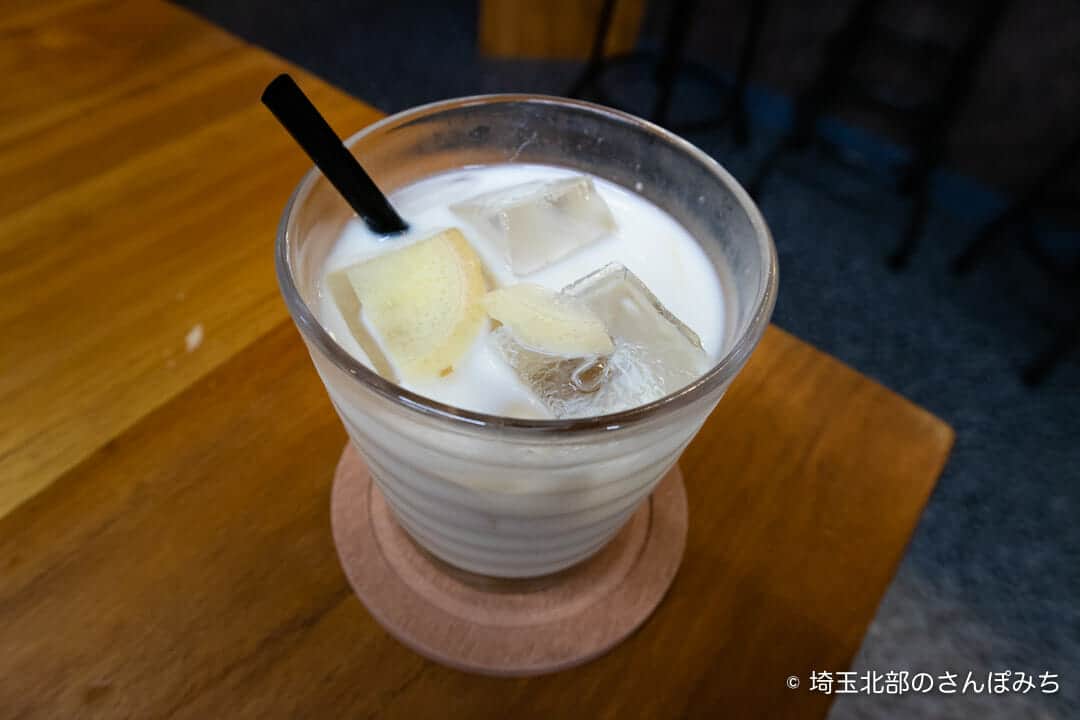 深谷・藍染カフェのジンジャーミルク