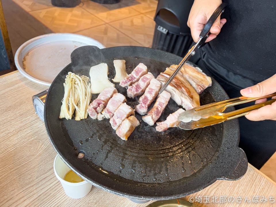熊谷・韓国料理クククのサムギョプサルを切る店員