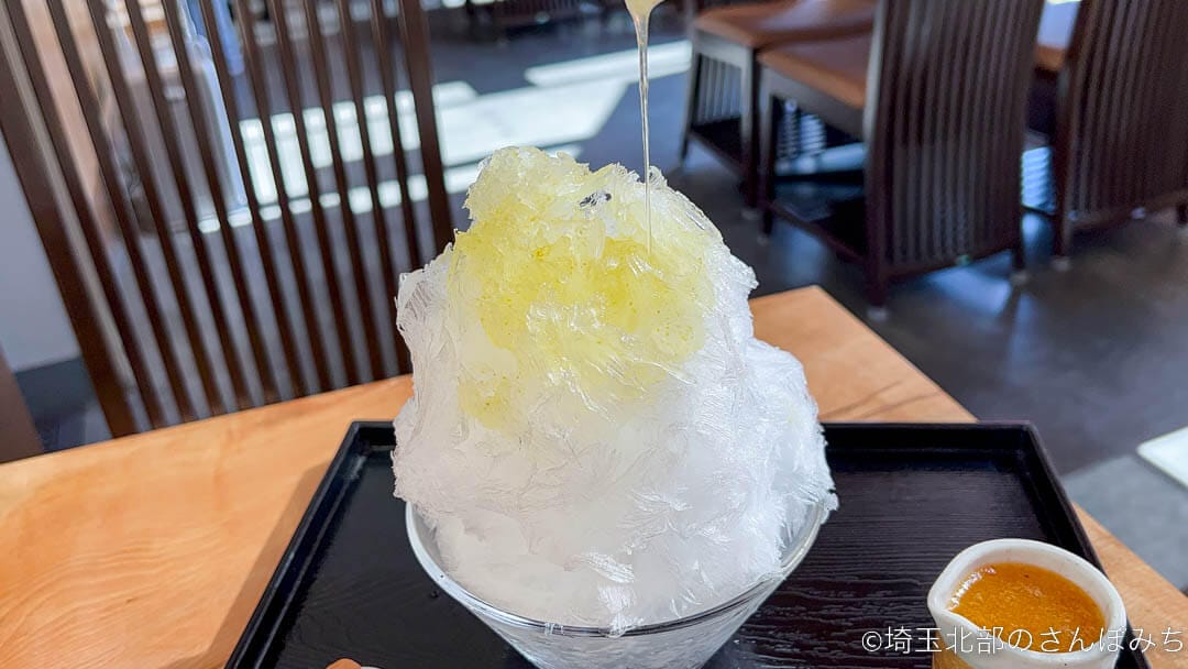 長瀞・阿左美冷蔵宝登山道店「季節のかき氷」柚子みつかけるところ