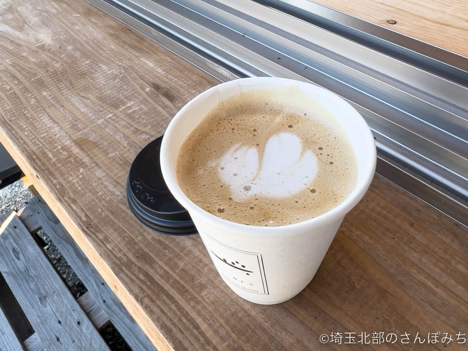 長瀞・宝登山参道のコーヒースタンドカフェ「HODOSANDO COFFEE STAND」カフェラテ