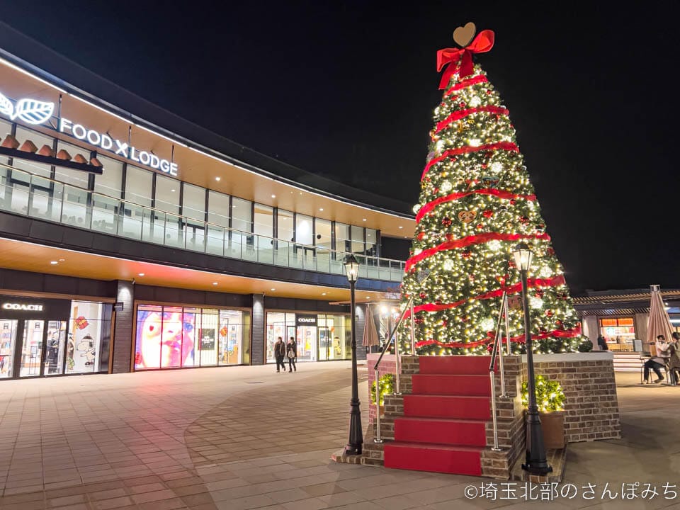 ふかや花園プレミアム・アウトレット フードホール前のクリスマスツリーイルミネーション