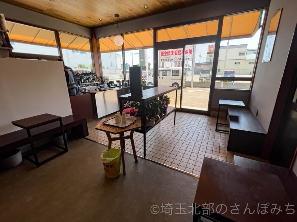 熊谷・自動車整備工場のカフェ「ムツミモーターズ」客席