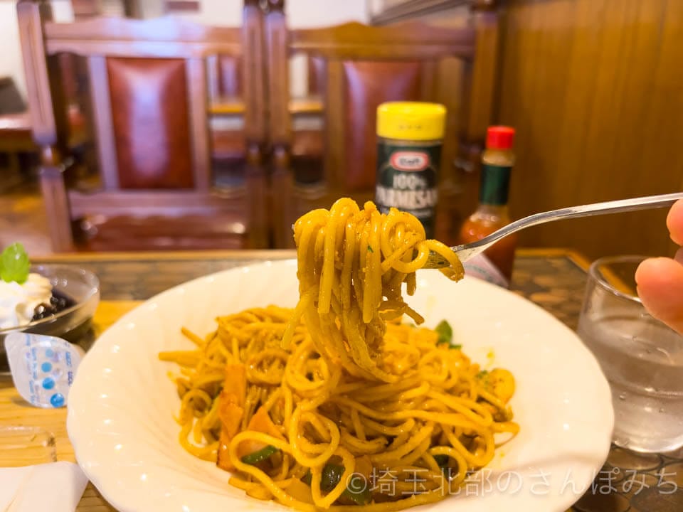 秩父・喫茶店「パーラーコイズミ」ナポリタン食べるところ