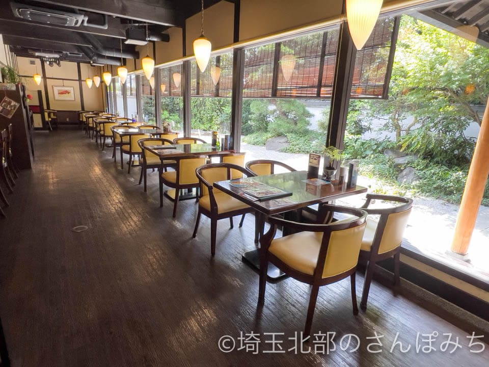 深谷市「珈琲館 蔵 深谷花園店」店内