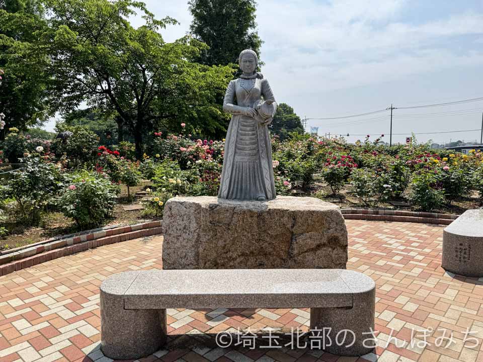 熊谷・道の駅めぬま バラ園 荻野吟子の像