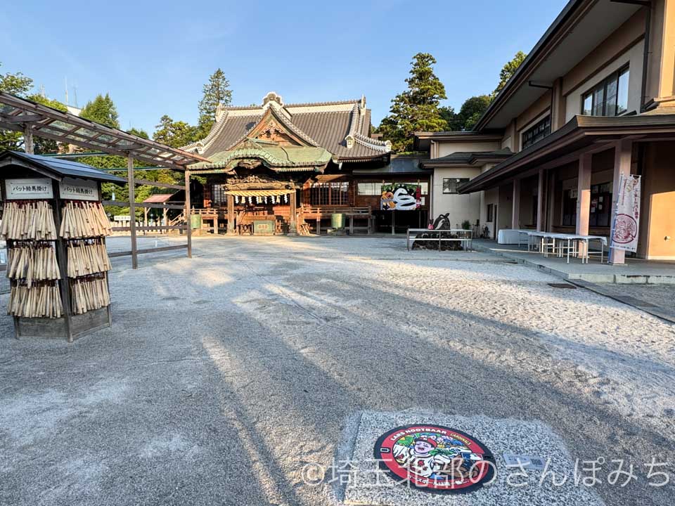 東松山・箭弓稲荷神社社殿とヌートバー選手のマンホール蓋