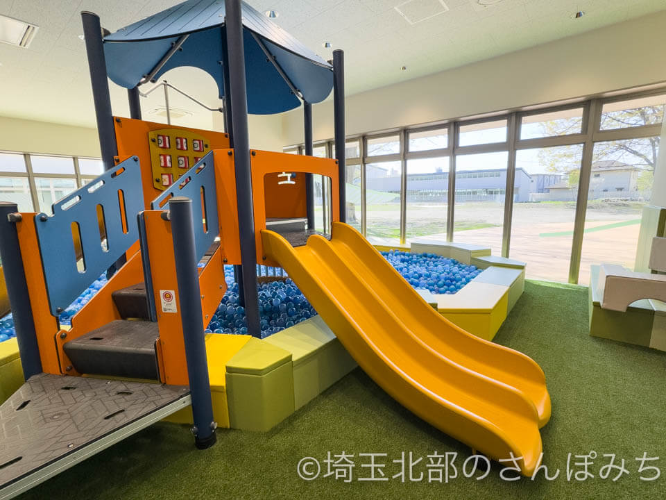 熊谷市・くまキッズこども館室内滑り台